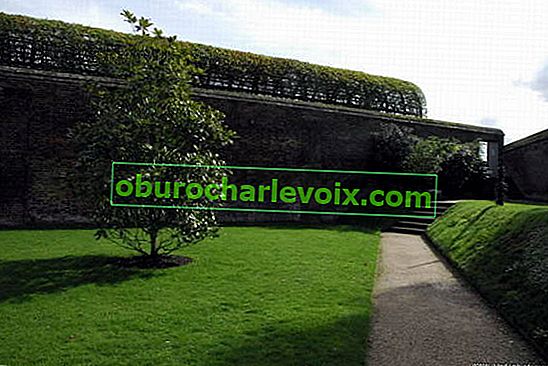 Hampton Court.  Vrt prvog ribnjaka i potporni zid vlastitog vrta s pergolom