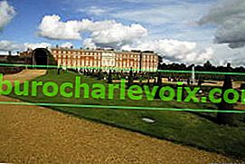Hampton Court.  Privatni vrt, padina nasipa i pročelje palače