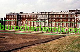Hampton Court.  Vlastiti vrt za vrijeme obnove partera.  Foto Boris Sokolov.  1994. godine
