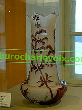 Váza s divokými orchidejemi.  E. Galle