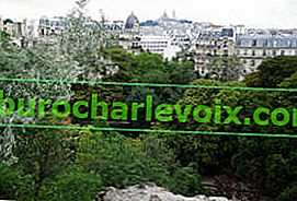 Buttes-Chaumont parkının uçurumun tepesinden Paris manzarası
